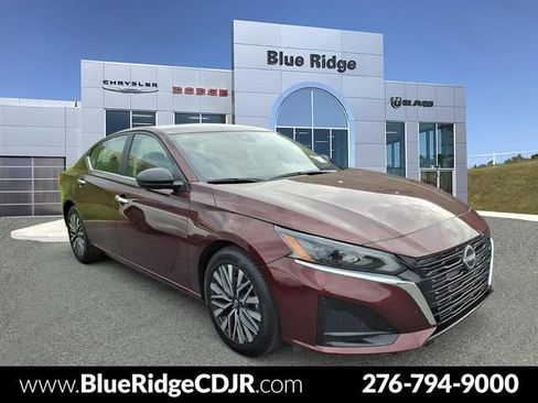 Used 2025 Nissan Altima 2.5 SV image 1