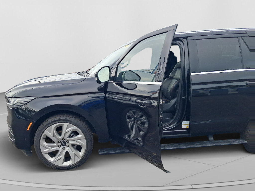 Used 2025 Lincoln Navigator Black Label AWD/4WD image 25