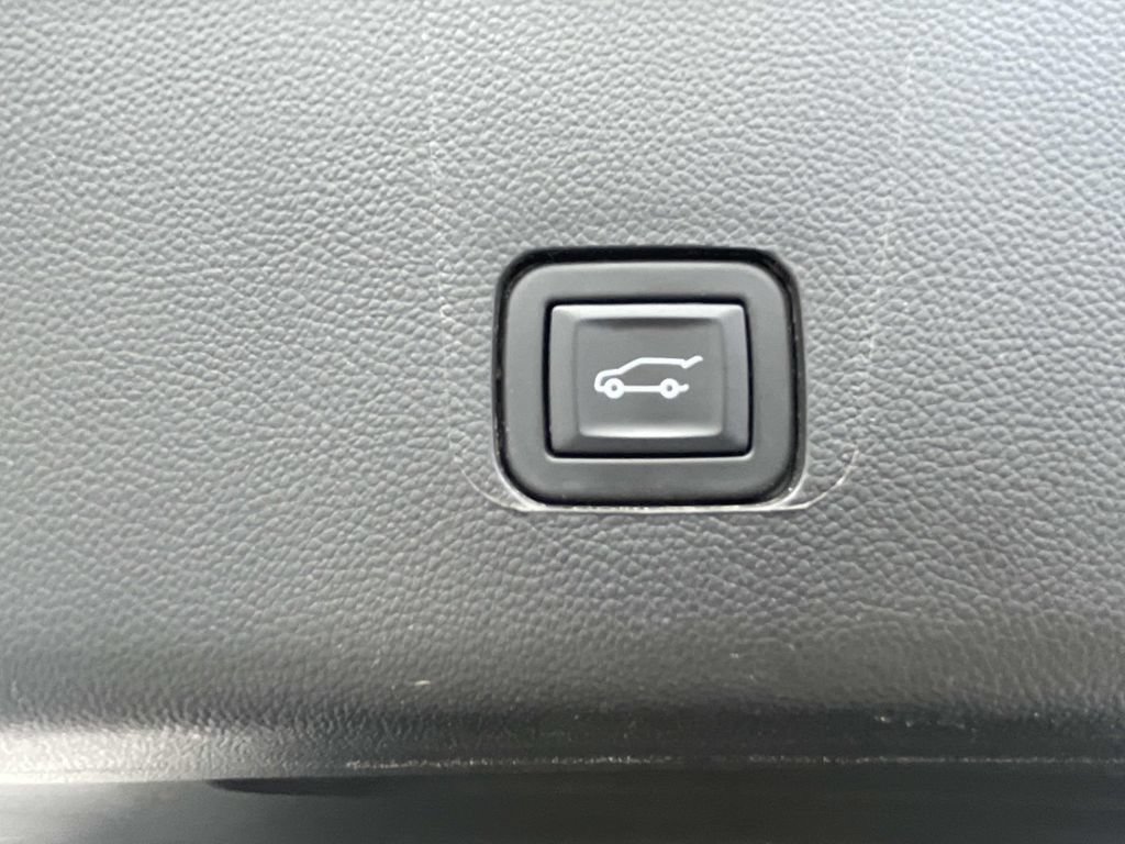 Used 2023 Chevrolet Traverse LT FWD image 12