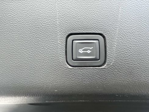 Used 2023 Chevrolet Traverse LT FWD image 12