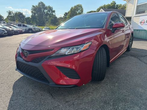 Used 2020 Toyota Camry SE w/ Convenience Package FWD image 9