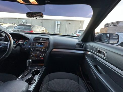 Used 2019 Ford Explorer XLT image 29