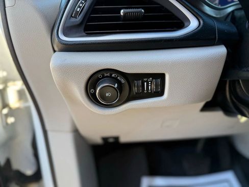 Used 2019 Chrysler Pacifica Touring Plus w/ Advanced Safetytec Group image 28