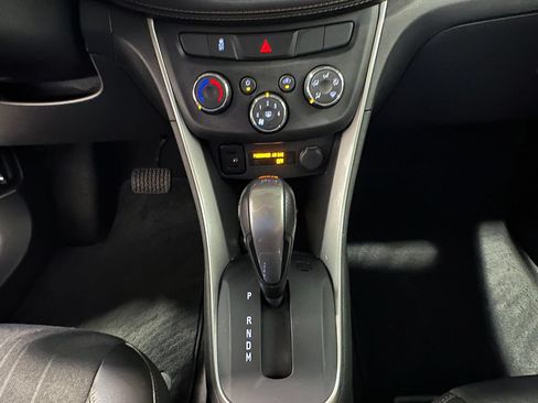 Used 2022 Chevrolet Trax LT w/ LT Convenience Package AWD/4WD image 32