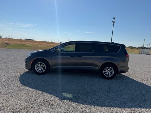 Used 2023 Chrysler Pacifica Touring-L FWD image 6
