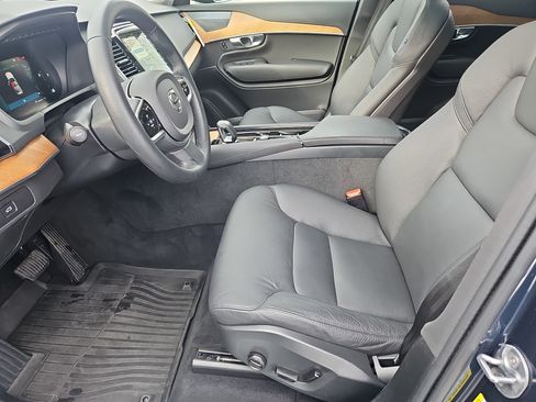 Used 2025 Volvo XC90 B6 Plus w/ Protection Package Premier image 32