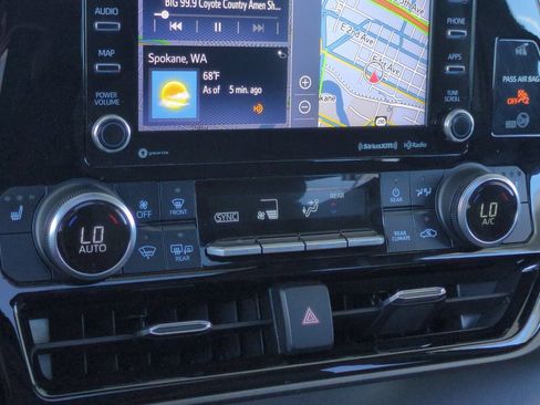 Used 2020 Toyota Highlander XLE AWD/4WD image 31