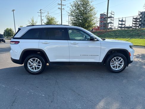 Certified 2023 Jeep Grand Cherokee Laredo AWD/4WD image 10