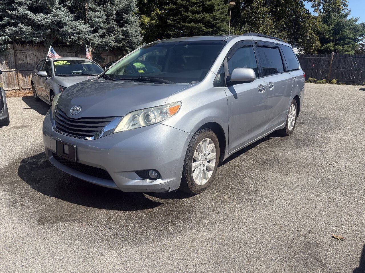 Used 2011 Toyota Sienna XLE w/ Premium Pkg AWD/4WD image 2