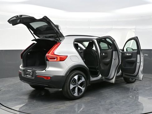 Used 2024 Volvo XC40 B5 Plus image 30