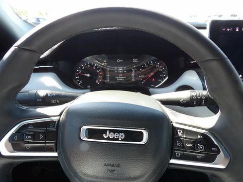 Used 2025 Jeep Compass Limited AWD/4WD image 17
