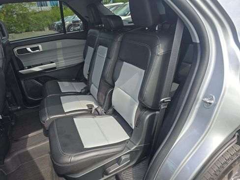 Used 2022 Ford Explorer XLT w/ Equipment Group 202A AWD/4WD image 9