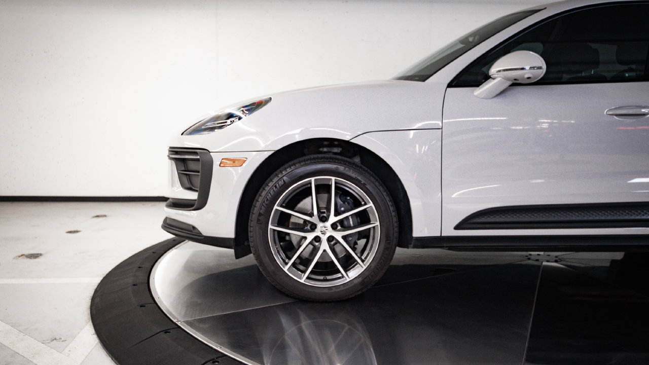 Certified 2023 Porsche Macan AWD/4WD image 11