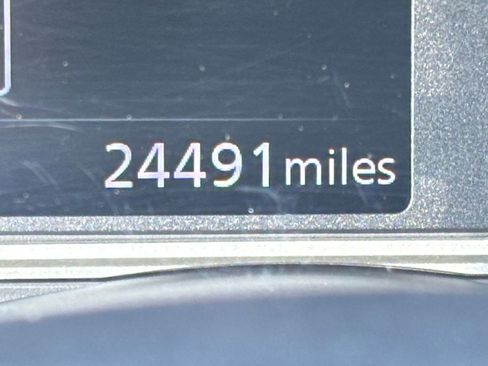 Used 2025 Nissan Versa SV FWD image 38