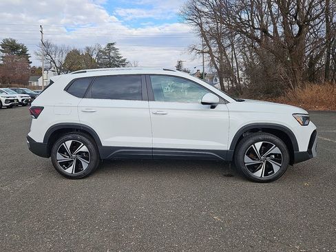 New 2026 Volkswagen Taos SE image 7