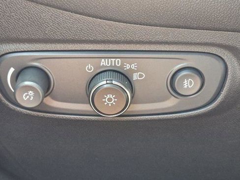 Used 2022 Chevrolet Equinox Premier FWD image 21