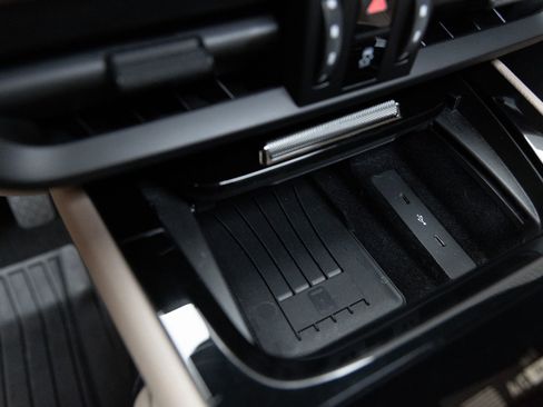 Certified 2025 Porsche Cayenne AWD/4WD image 22