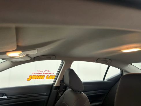 Used 2024 Nissan Altima 2.5 SV FWD image 15