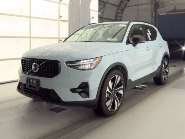 Used 2026 Volvo XC40 B5 Plus AWD/4WD image 2