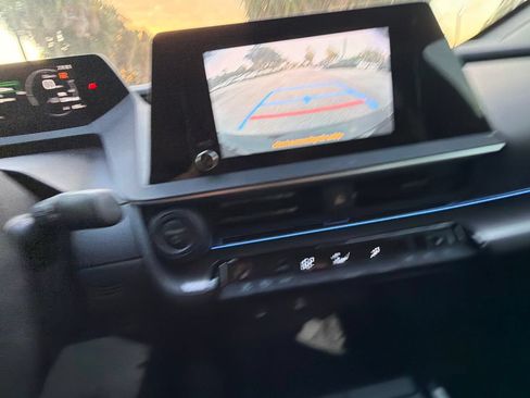 Used 2024 Toyota Prius XLE FWD image 9