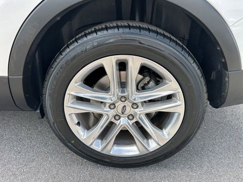 Used 2017 Ford Explorer XLT w/ Equipment Group 202A FWD image 12