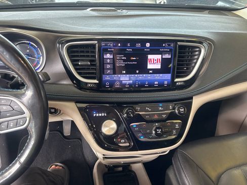 Used 2021 Chrysler Pacifica Touring-L FWD image 12