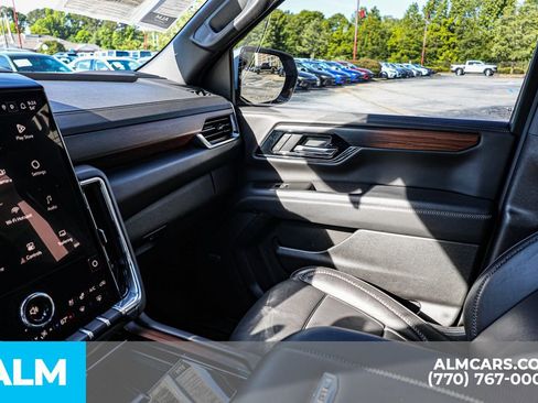 Used 2025 GMC Yukon XL Denali AWD/4WD image 45