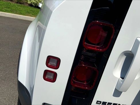 Used 2024 Land Rover Defender 110 S image 28