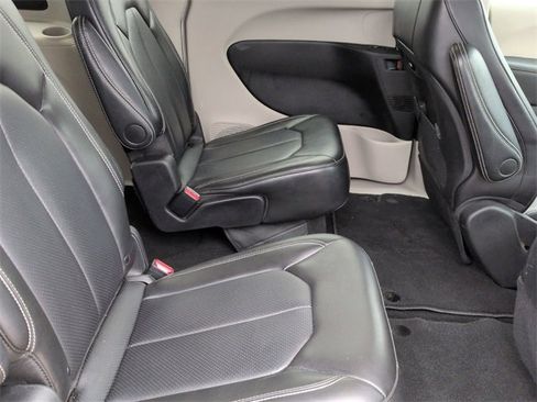 Certified 2024 Chrysler Pacifica Touring-L image 28