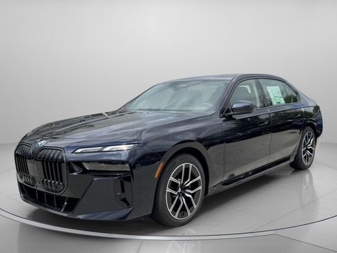 Used 2025 BMW i7 xDrive60 w/ Premium Package image 2