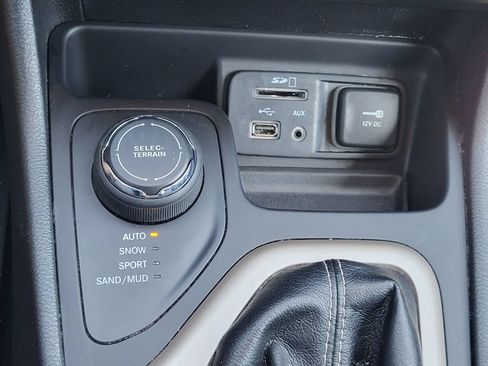 Used 2017 Jeep Cherokee Sport AWD/4WD image 21