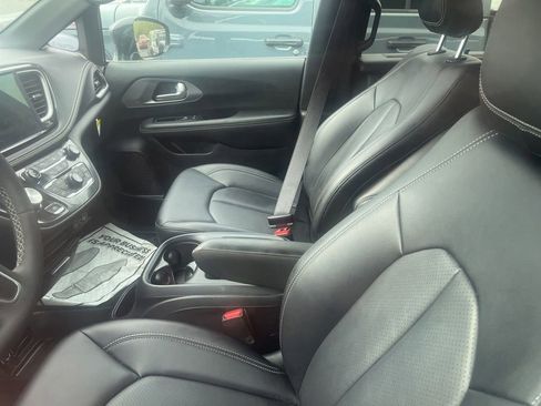 Used 2025 Chrysler Pacifica Select AWD/4WD image 6