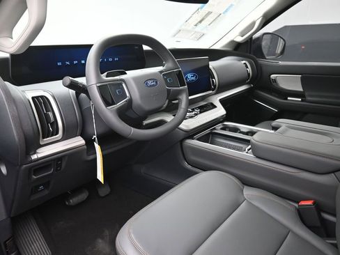 New 2025 Ford Expedition Active image 19