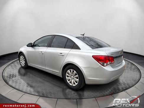 Used 2011 Chevrolet Cruze LS image 3
