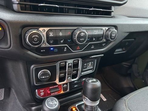 Used 2024 Jeep Wrangler Unlimited image 29