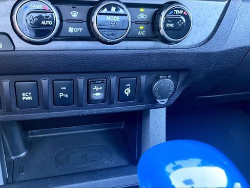Used 2017 Toyota Tacoma TRD Sport w/ Premium & Technology Package AWD/4WD image 31