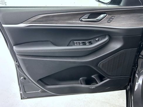 New 2025 Jeep Grand Cherokee Limited w/ Black Appearance Package AWD/4WD image 9