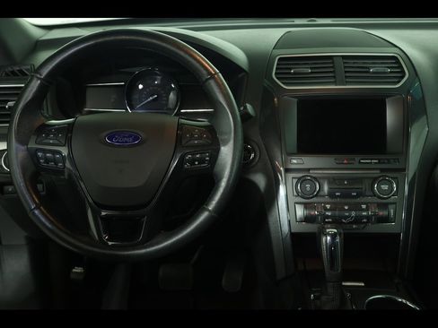 Used 2017 Ford Explorer XLT w/ Equipment Group 202A image 3