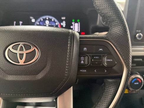 Used 2025 Toyota Tacoma SR5 AWD/4WD image 25