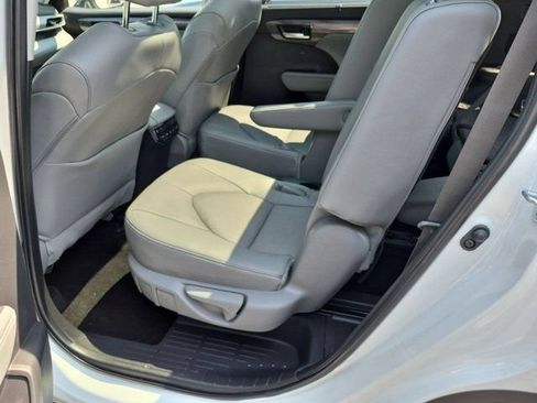 Certified 2025 Toyota Highlander Platinum AWD/4WD image 17