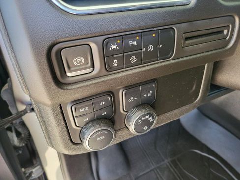 Used 2023 Chevrolet Suburban Premier image 7