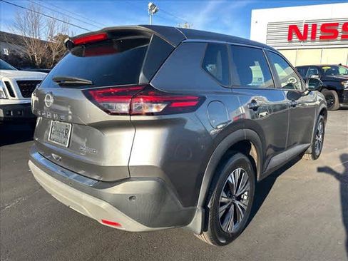 Used 2022 Nissan Rogue SV image 3