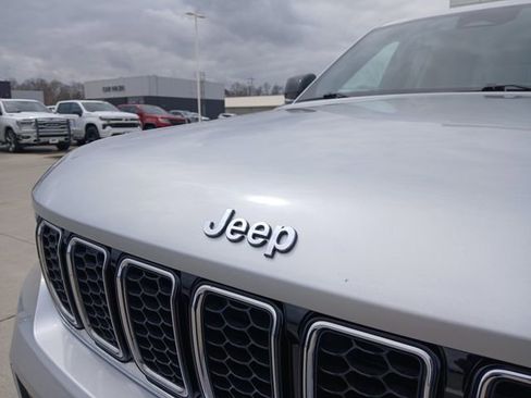 Used 2022 Jeep Grand Cherokee Overland AWD/4WD image 37