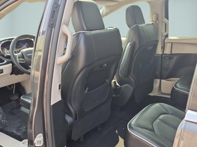 Used 2023 Chrysler Pacifica Limited FWD image 27