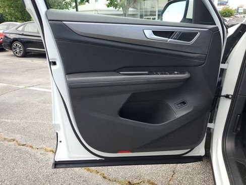 Used 2025 Volkswagen Atlas Cross Sport SE w/ Panoramic Sunroof Package FWD image 21
