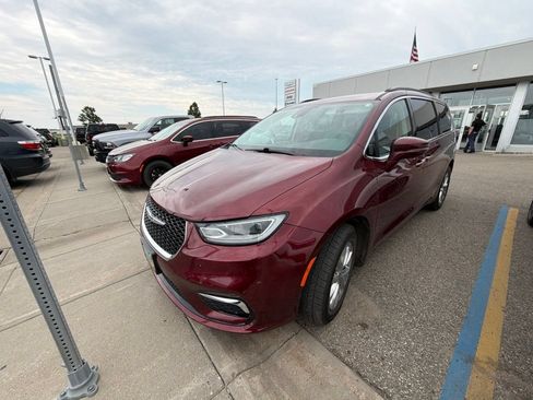 Used 2022 Chrysler Pacifica Touring-L AWD/4WD image 8