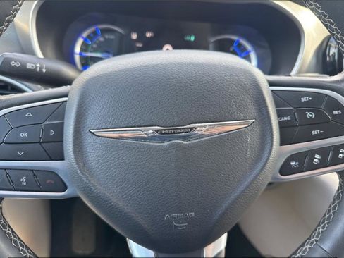 Used 2023 Chrysler Pacifica Touring-L image 10