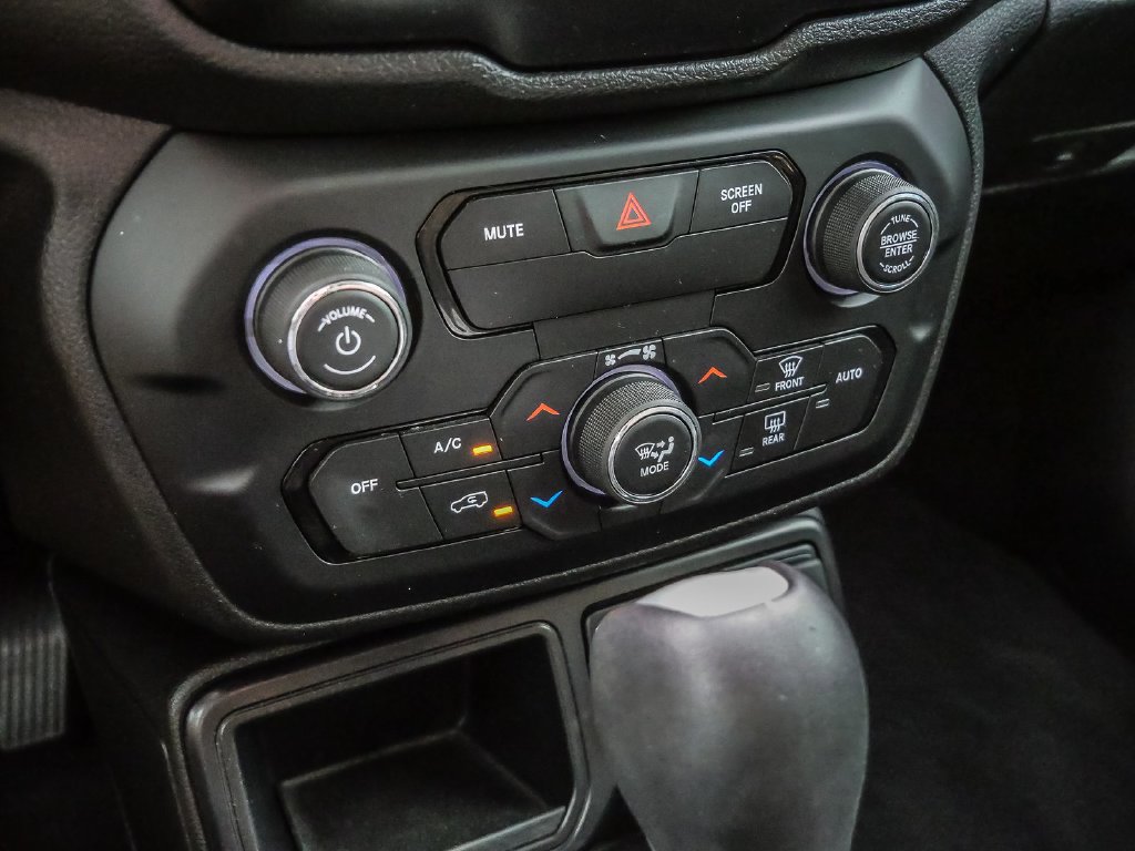 Used 2018 Jeep Renegade Latitude FWD image 28