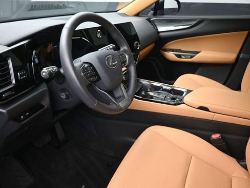 Used 2025 Lexus NX 250 FWD w/ Towing Package (2000 Lbs) image 19