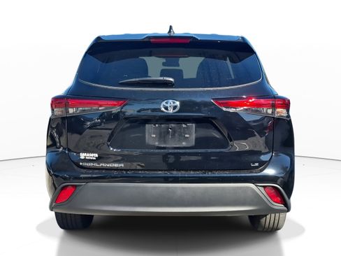 Used 2022 Toyota Highlander LE image 5